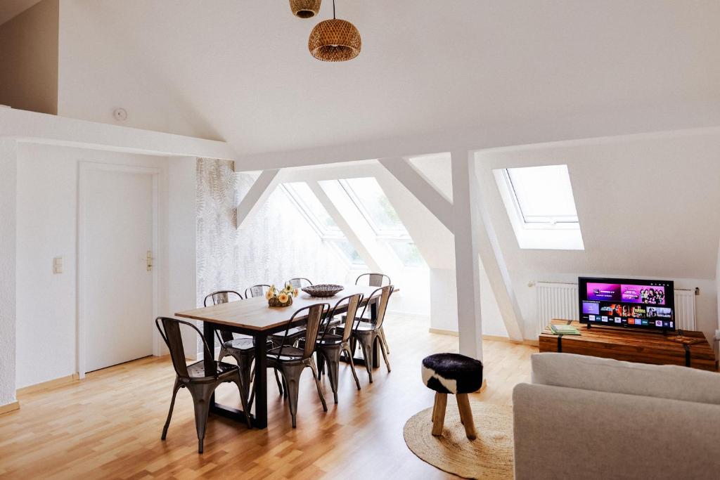 a dining room with a table and chairs at Große City-Wohnung, salt apartments Weissenfels in Weißenfels