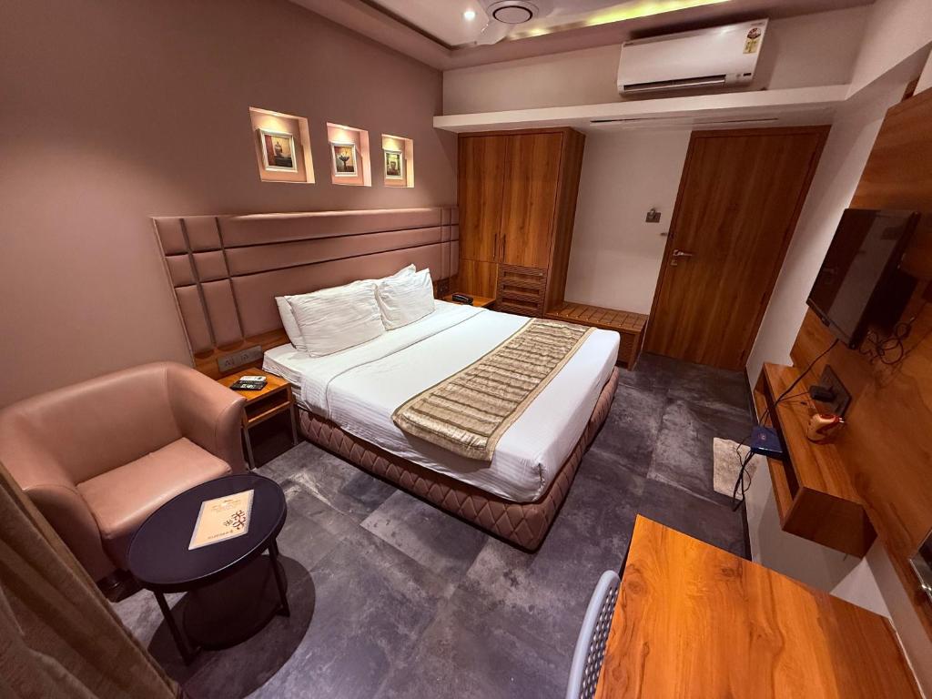 Postel nebo postele na pokoji v ubytování HOTEL VARISHTTA - Koparkhairane - Navi Mumbai