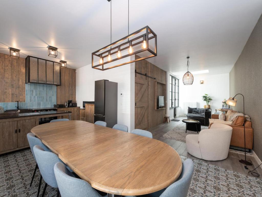a kitchen and dining room with a wooden table and chairs at Huis Hendrik Geeraert in Nieuwpoort