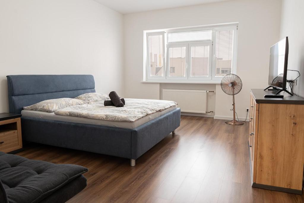 Ένα ή περισσότερα κρεβάτια σε δωμάτιο στο Modern 2BR Gem in Bratislava City Center