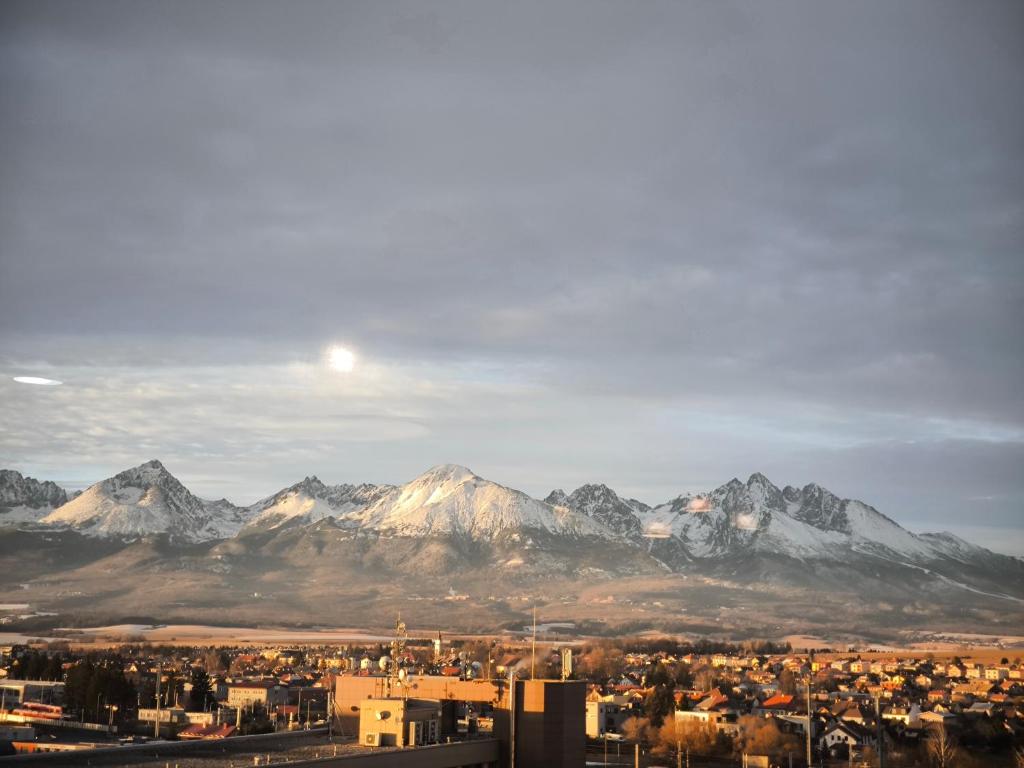 Una vista de una ciudad con montañas al fondo. en Oáza Apartmán, en Poprad