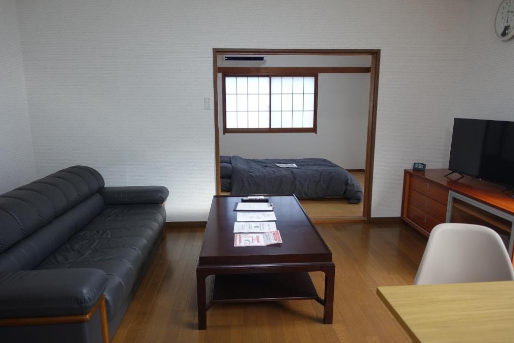 un soggiorno con un divano e un tavolo di Nikko - House - Vacation STAY 38699v a Ōsawa