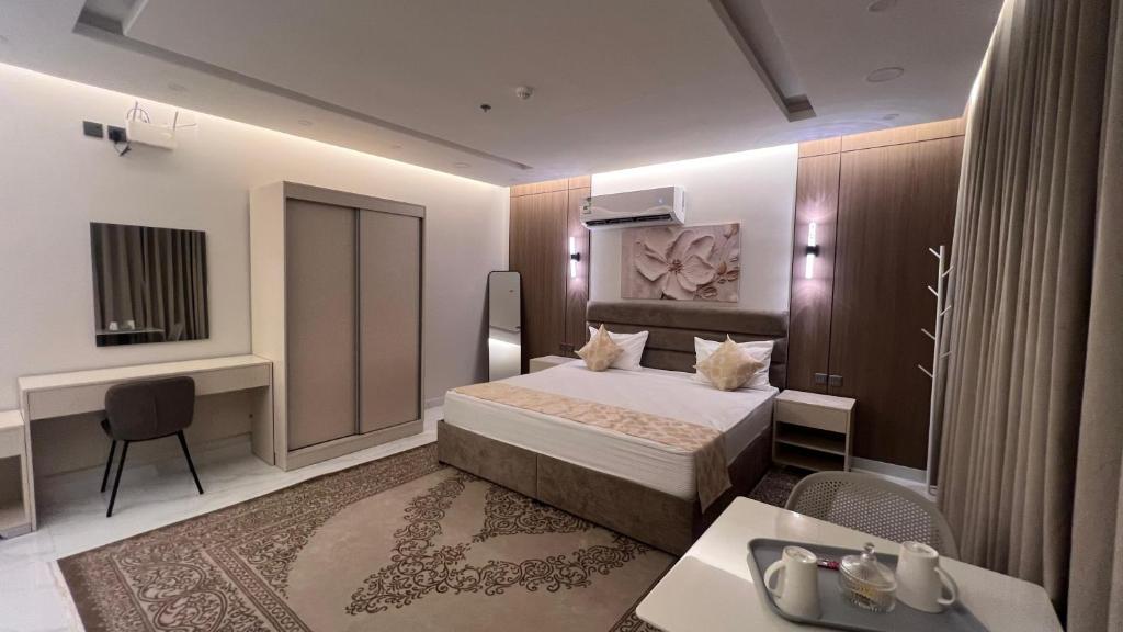 a hotel room with a bed and a desk at بلو بتش 1 للشقق المخدومة Blue Beach 1 Apartments in Al Qunfudhah