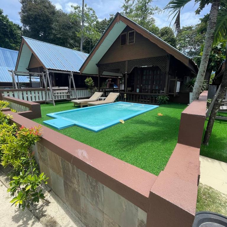 podwórko z basenem i domem w obiekcie Coralview-Resort Perhentian Island Bs w mieście Pulau Perhentian Besar