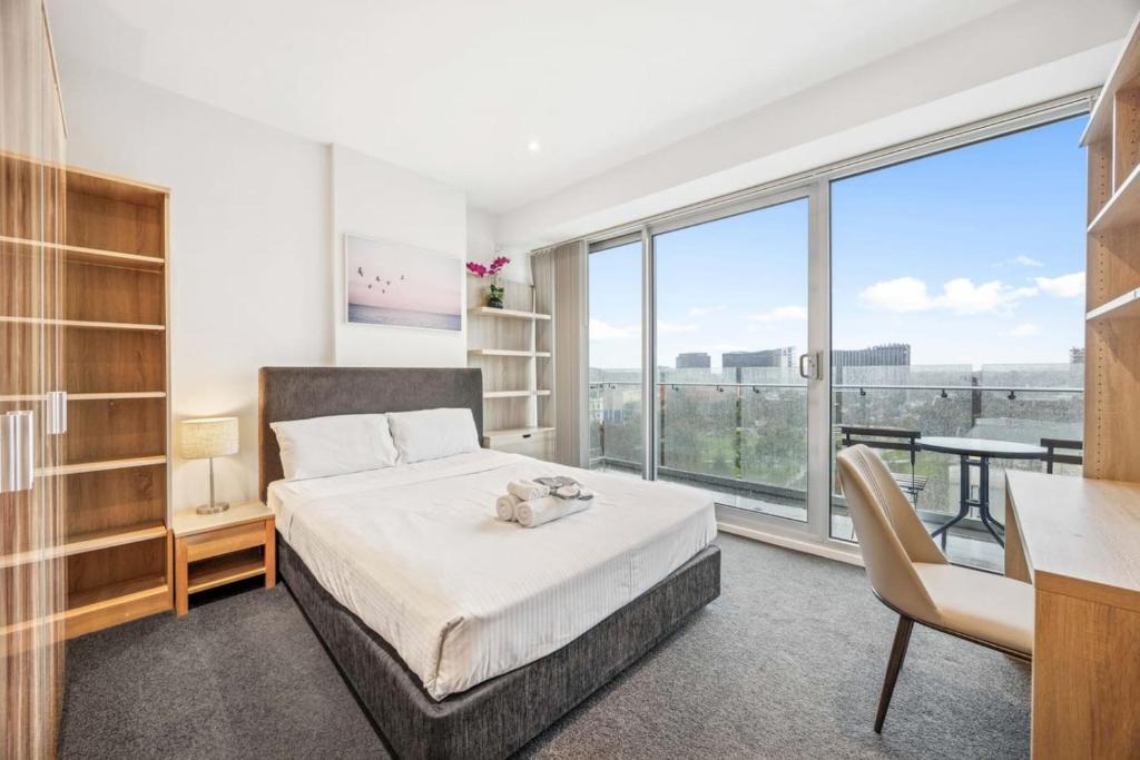 CBD Exquisite Cityscape Retreat with Parking