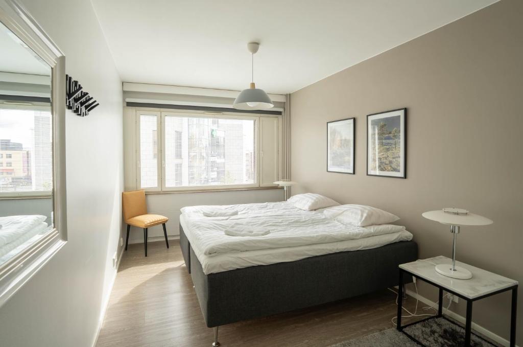 una piccola camera da letto con un letto e una finestra di The Luxury Downtown Rovaniemi with sauna a Rovaniemi