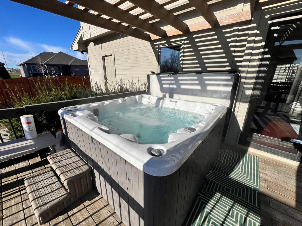 オマハにあるRelax in Style 5BR Home Hot Tub & Gamesの- デッキ上のホットタブ