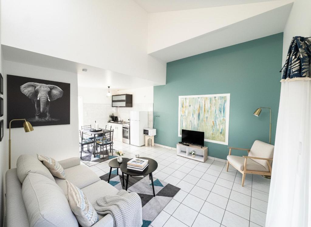 コルマールにあるDuplex cosy- proche centre villeのソファとテレビのあるリビングルーム