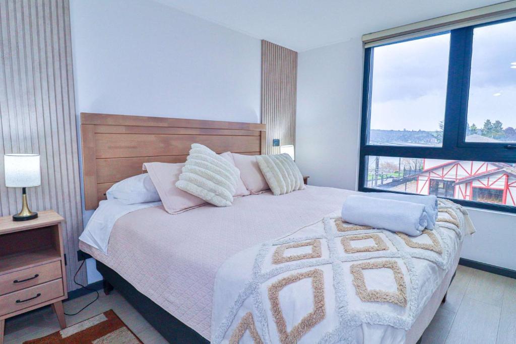 Postel nebo postele na pokoji v ubytování HOM I Vista Parcial al lago 2D2B