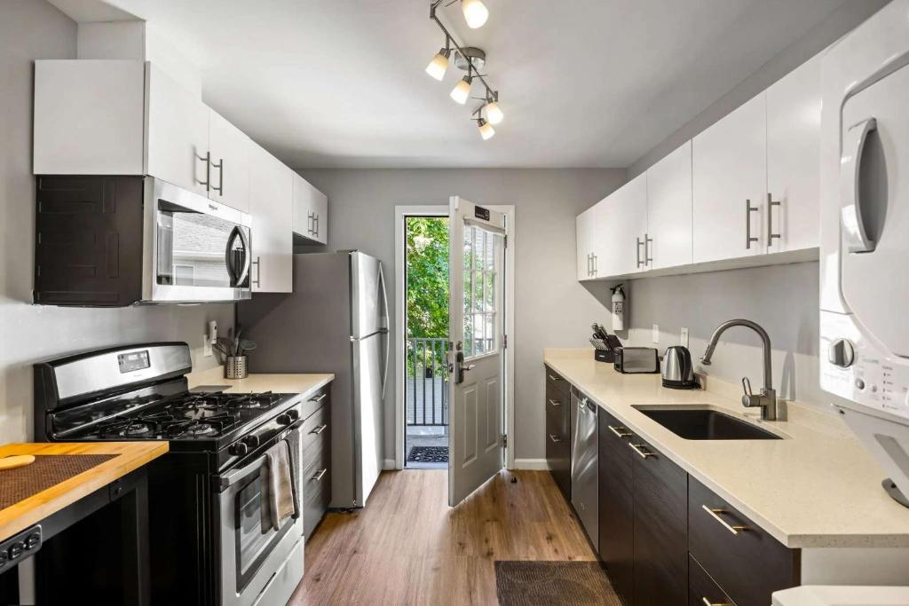 Η κουζίνα ή μικρή κουζίνα στο Brookwood Courtyard by BCA Furnished Apartments BCC1B 10 J