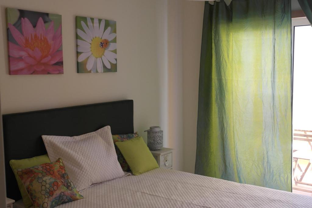 1 dormitorio con cama y ventana en Cabanas Apartment, en Tavira