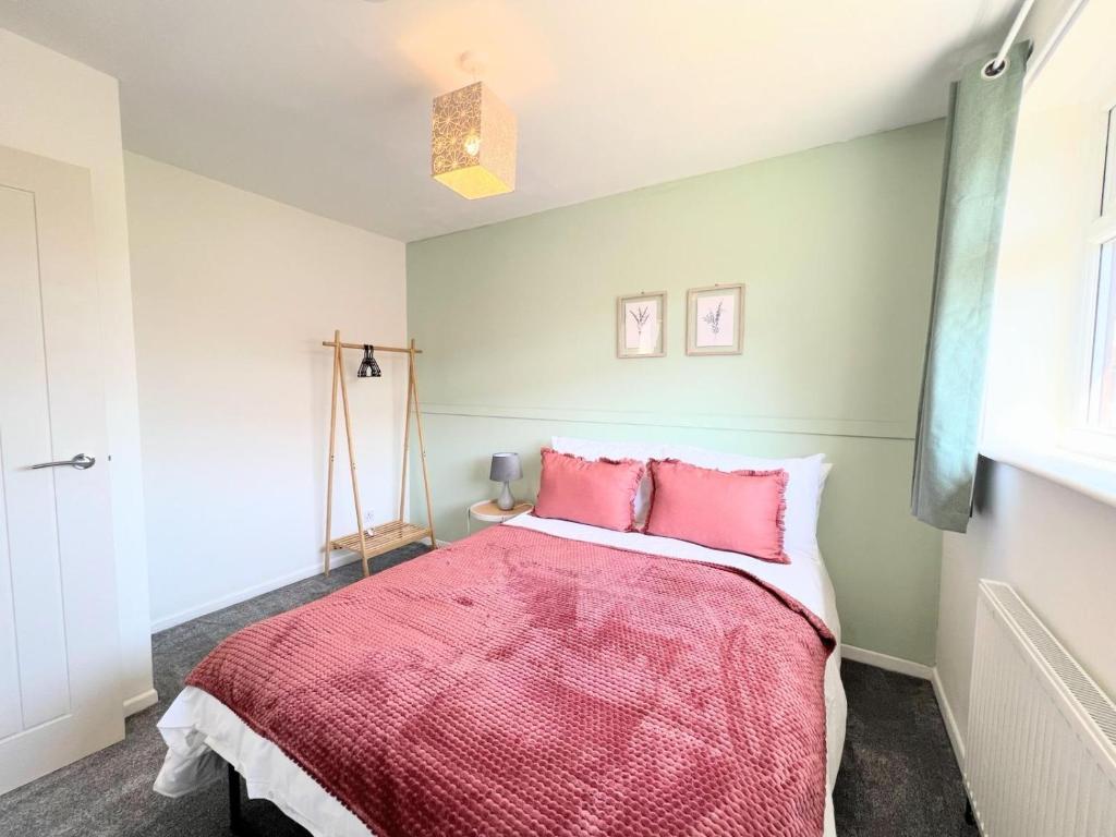 Ένα ή περισσότερα κρεβάτια σε δωμάτιο στο Well-Located 3BR Escape Near Lidl & Costco