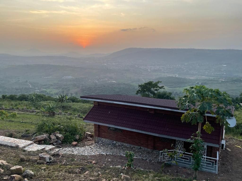 Photo de la galerie de l'établissement 1 Bedroom Sunset & Mountain View Chalet in Aburi, à Aburi