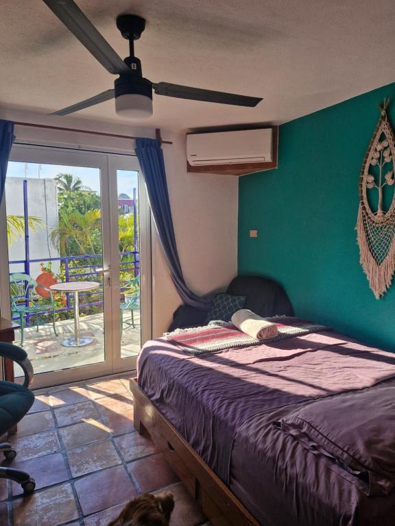 Postel nebo postele na pokoji v ubytování Casa Corazón Beachfront private room & terrace!