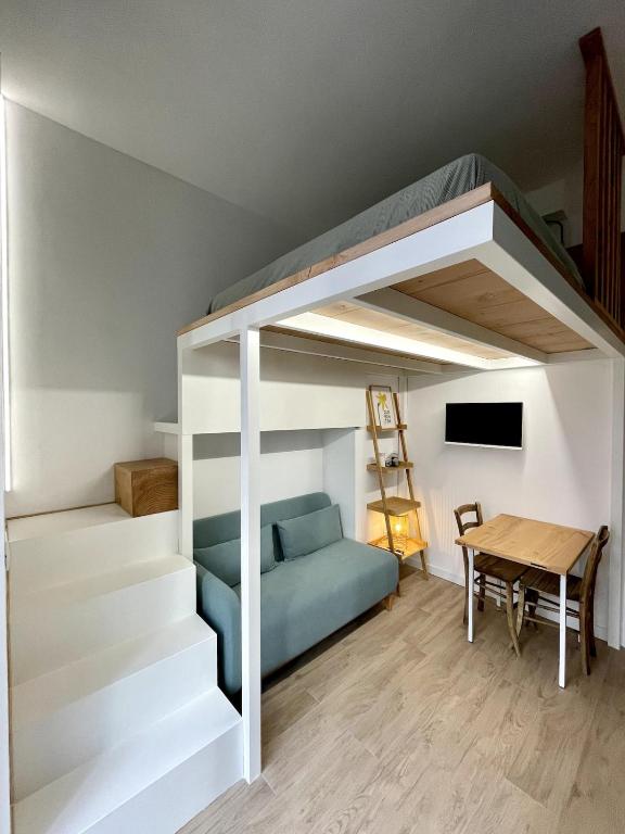 una habitación con una litera y una mesa en Bucolocale, en Aosta