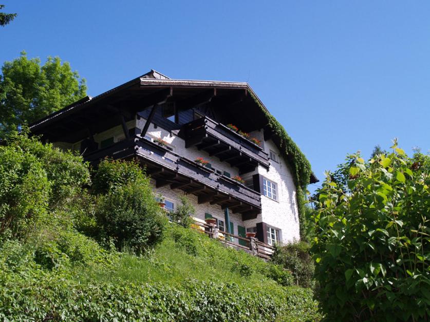 budynek na zboczu wzgórza w obiekcie Ferienwohnung Wolfsberg w mieście Reutte