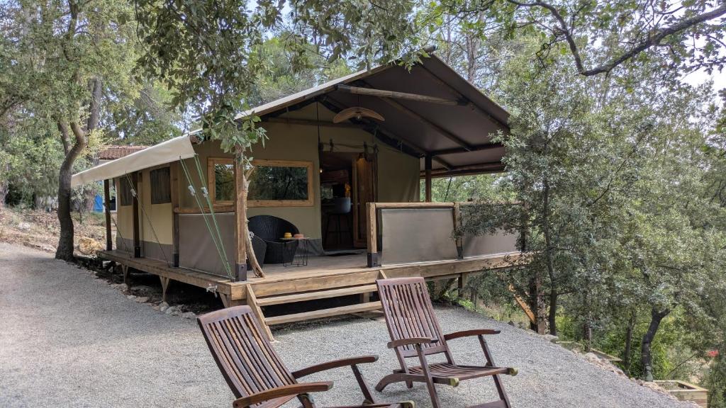 Το κτήριο όπου στεγάζεται  το οργανωμένο κάμπινγκ