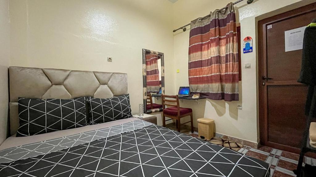 Un dormitorio con una cama grande en una habitación. en AGADIR hay al FARAH, en Agadir