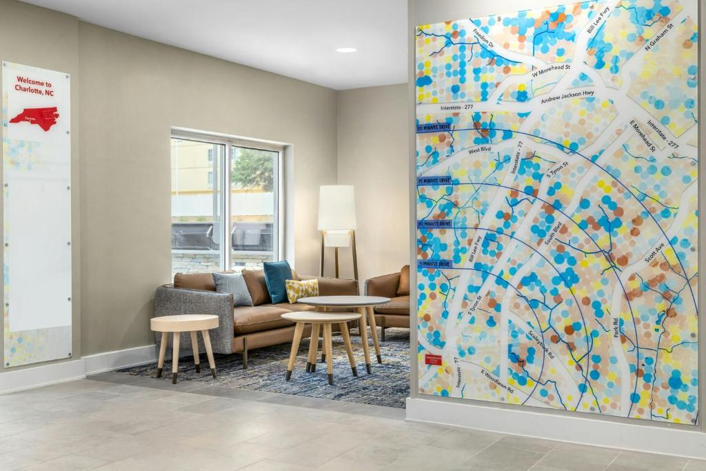 un salon avec un grand tableau au mur dans l'établissement TownePlace Suites by Marriott Charlotte LoSo, à Charlotte