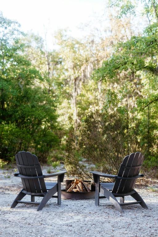two chairs and a picnic table in a park at Postcard Cabins Ozark Highlands, Outdoor Collection by Marriott Bonvoy in Osceola
