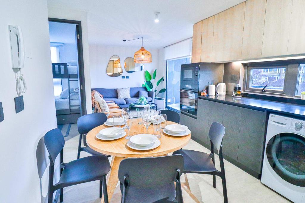 a kitchen and dining room with a table and chairs at HOM I 2D2B Piscina Jacuzzi Estacionamiento Privado in Puerto Varas