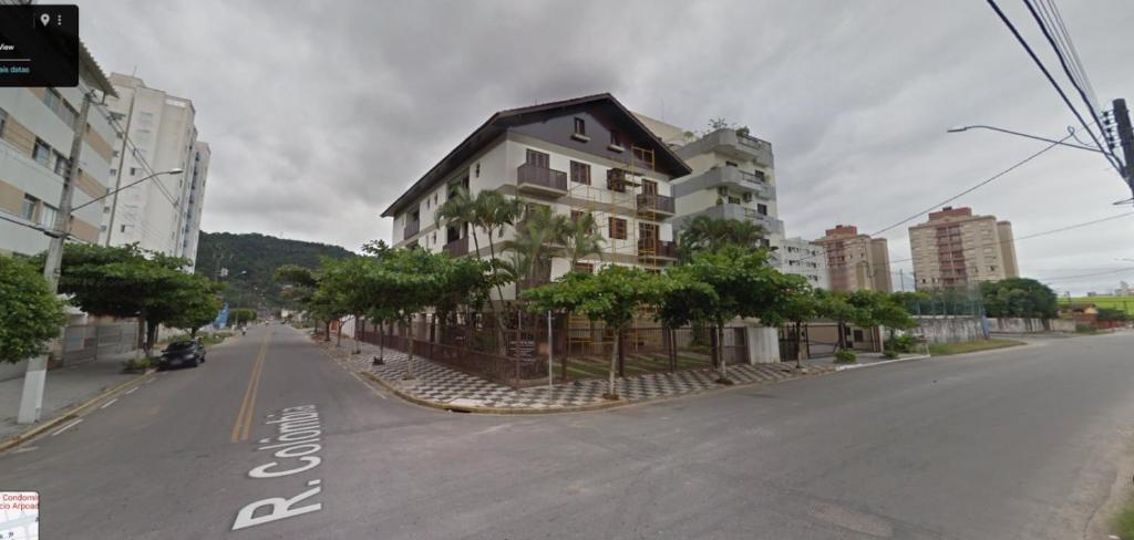 d'une maison sur le côté d'une rue dans l'établissement Apartamento Lelis - Descanso para a família e seu pet, pertinho do mar - praia Guarujá - SP, à Guarujá