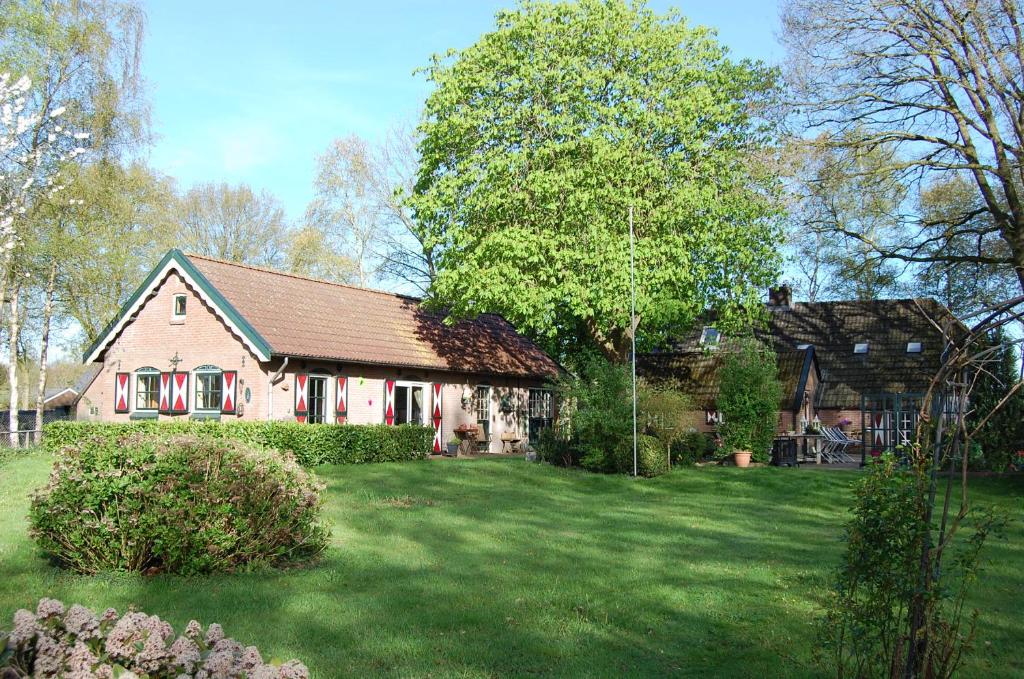 une maison avec une grande cour devant elle dans l'établissement B&B BeZINspiratie, à Schuinesloot