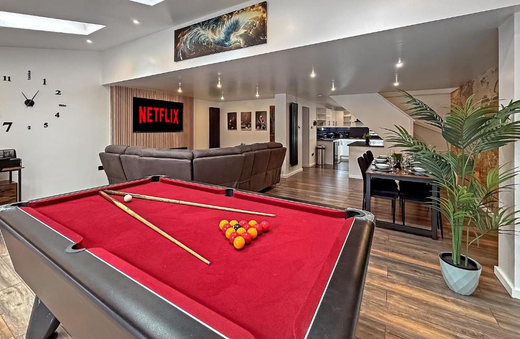 a pool table in a living room with a pool cue at Contractors Heaven-POOL TABLE-THREE BEDROOM HOUSE WITH SEPARATE ONE BEDROOM SELF CONTAINED-Close to AIRPORT in Luton