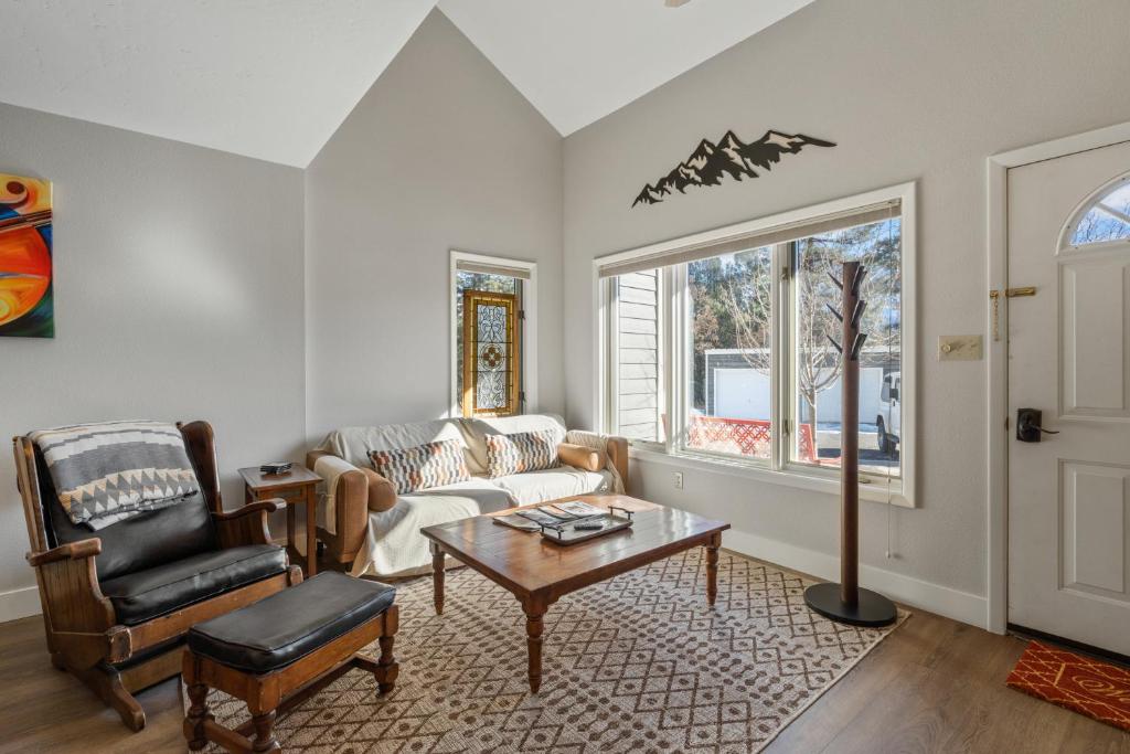 ein Wohnzimmer mit Sofa und Tisch in der Unterkunft Pine Acres 122 - Halfway to Heaven in Hermosa