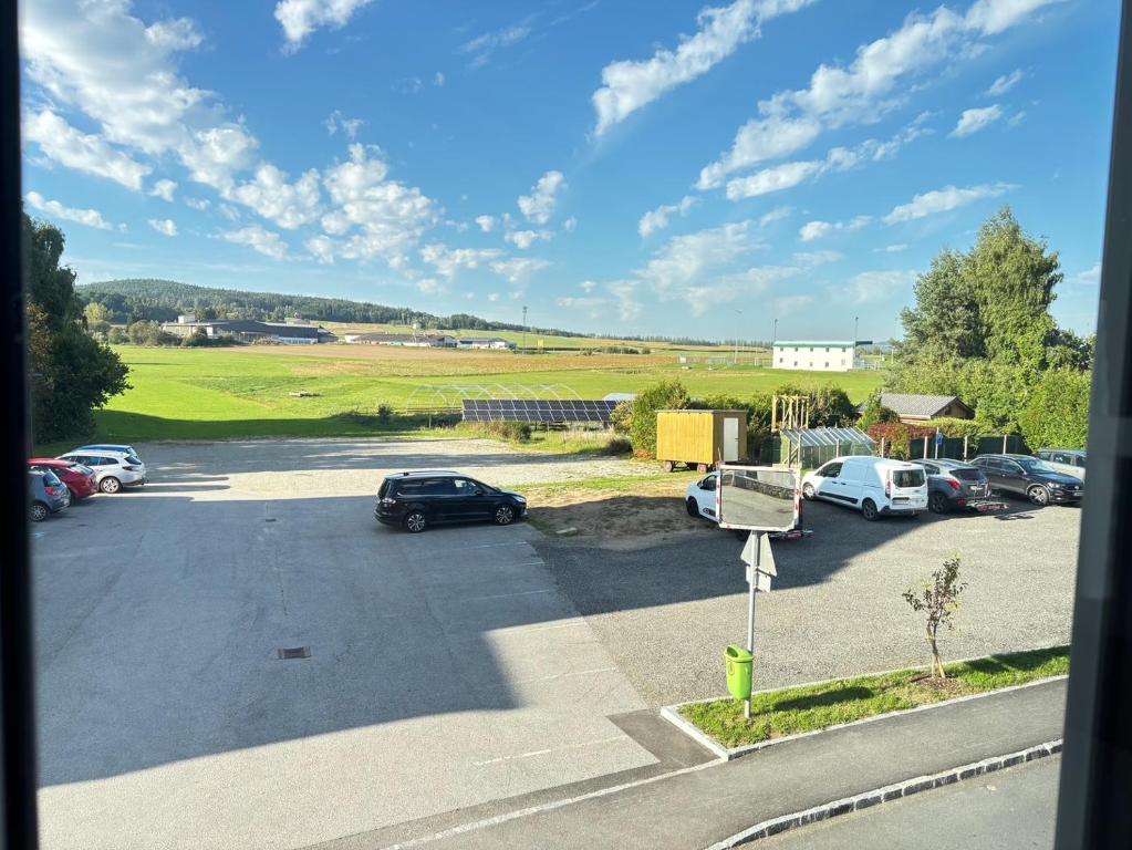 Blick auf einen Parkplatz mit geparkten Autos in der Unterkunft Gästewohnung, Hauptplatz 3 Kautzen in Kautzen