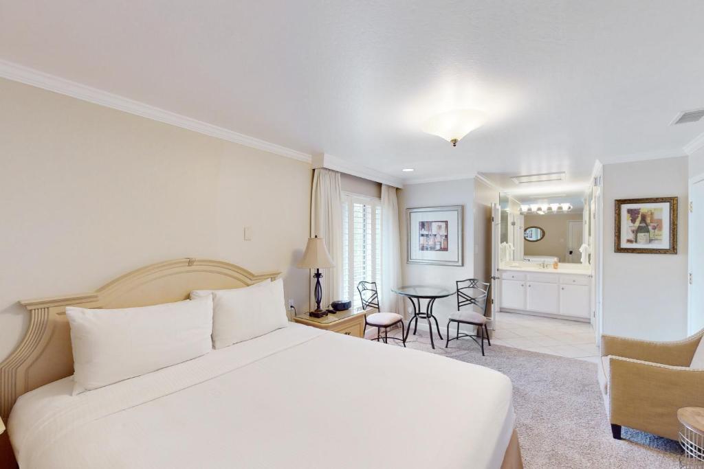 Postel nebo postele na pokoji v ubytování Silverado Resort and Spa 267