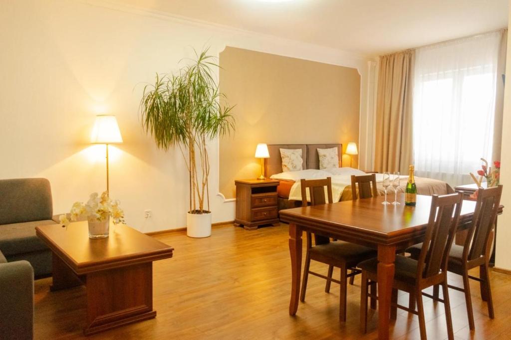 ein Wohnzimmer mit Esstisch und ein Schlafzimmer in der Unterkunft CORNER HOUSE in Lučenec