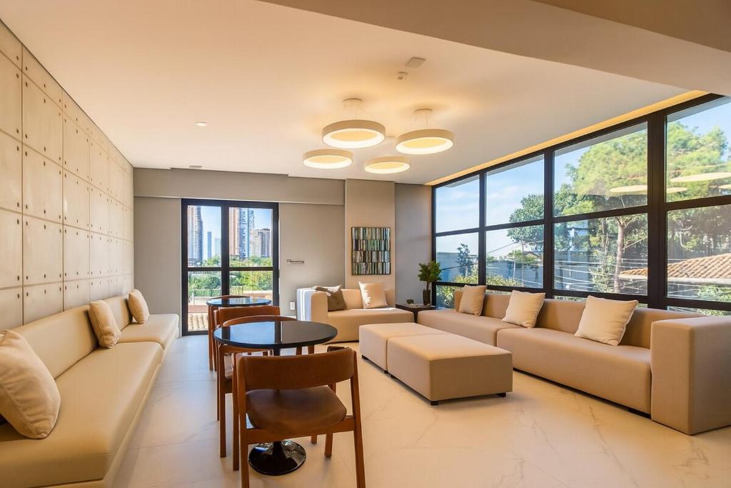 Χώρος καθιστικού στο Sᴛᴜᴅɪᴏs Smart Bourbon - Completíssimo e novíssimo!