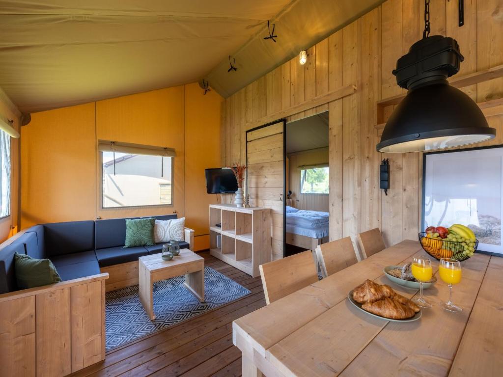 Posezení v ubytování Safari Lodge near IJsselmeer Glamping