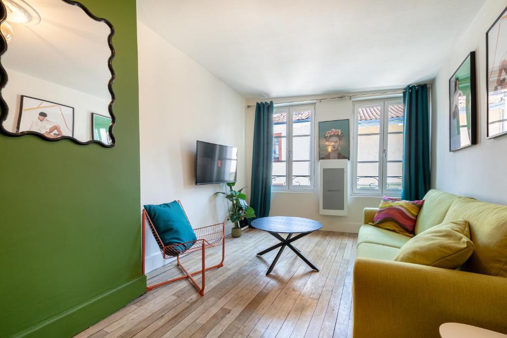 a living room with a couch and a table at Le Pop-up, Spacieux-Hyper centre-Lumineux in Limoges