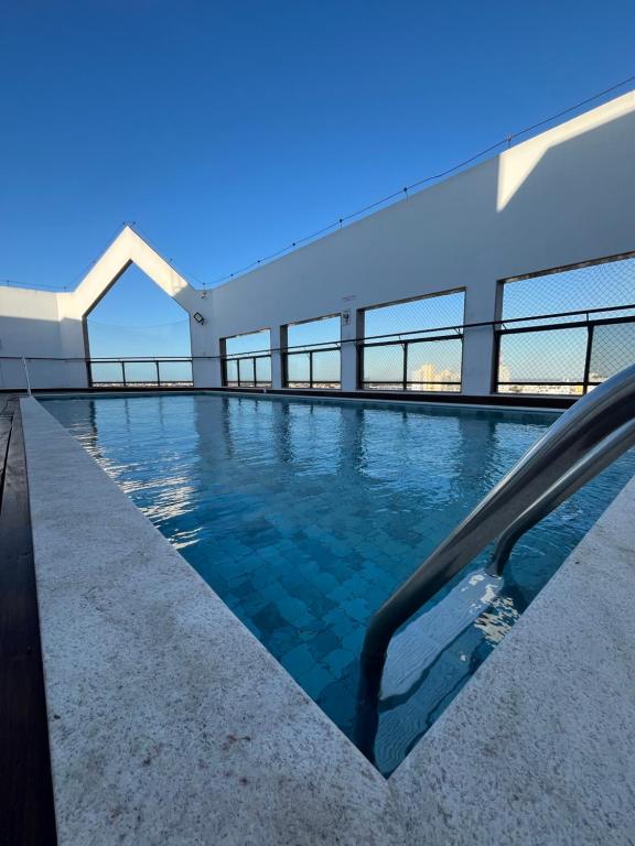 une piscine sur le toit d'un immeuble dans l'établissement Conforto e Comodidade Jardim de Alah, à Campos dos Goytacazes