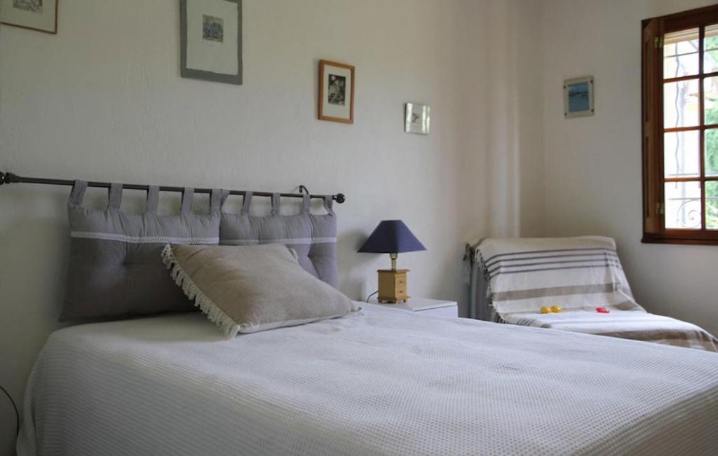 a bedroom with a large white bed and a window at Stunning Home In Ampus in Ampus