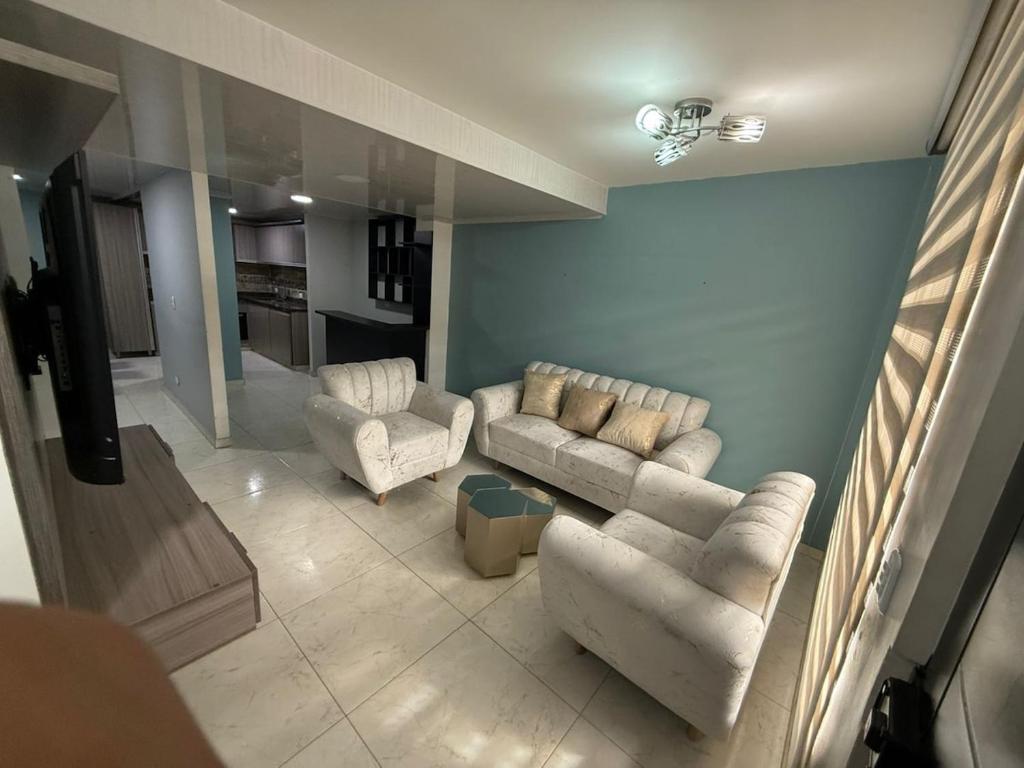 una sala de estar con 2 sofás y una sala de estar con en Hermosa casa en Montebonito, Dosquebradas, en Dosquebradas