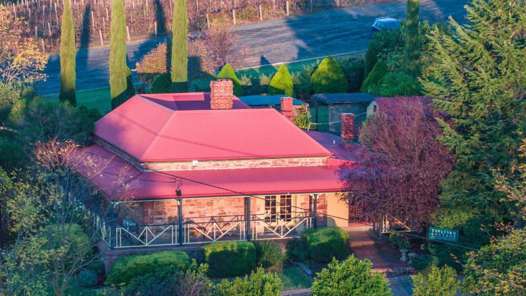una vista aérea de una casa con techo rojo en Vineyard Cottage BnB, en Gumeracha