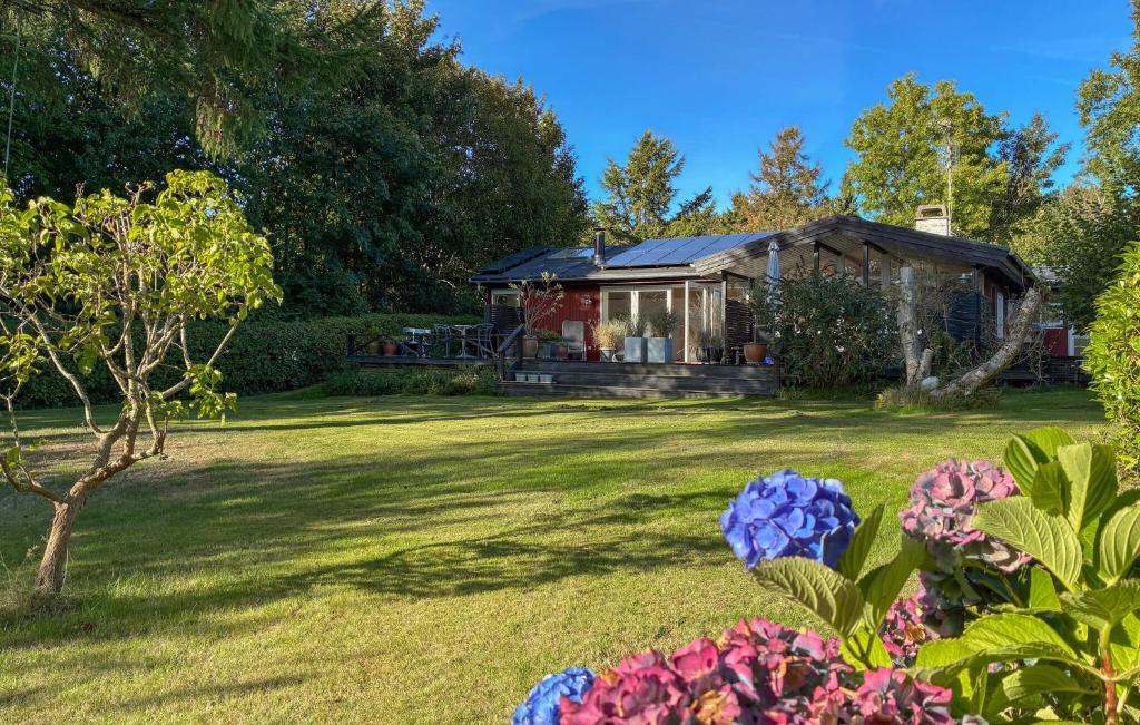 Munkerupにある3 Bedroom Amazing Home In Gillelejeの前景に花が咲いた庭の家