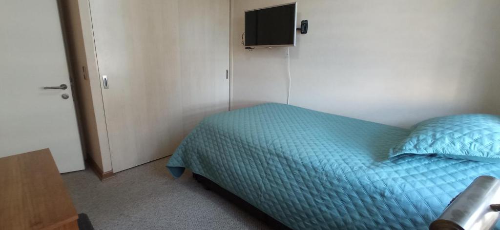 Μια τηλεόραση ή/και κέντρο ψυχαγωγίας στο Habitación con baño privado y estacionamiento