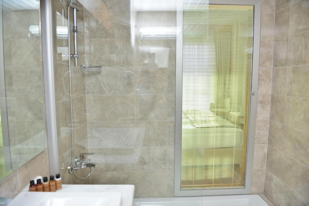 Koupelna v ubytování Parion Hotel