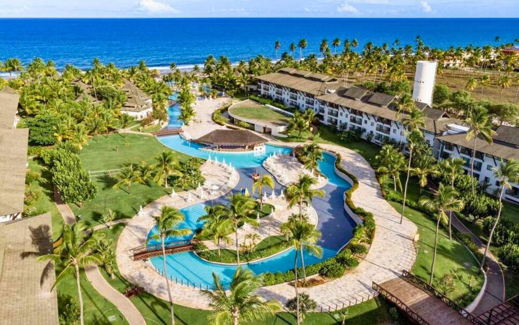 eine Luftaufnahme des Resorts und des Ozeans in der Unterkunft Lindo 2Qts Beira Mar - Beach Classe Muro Alto 6207 - Porto de Galinhas - By Anfitrião Legal in Porto De Galinhas