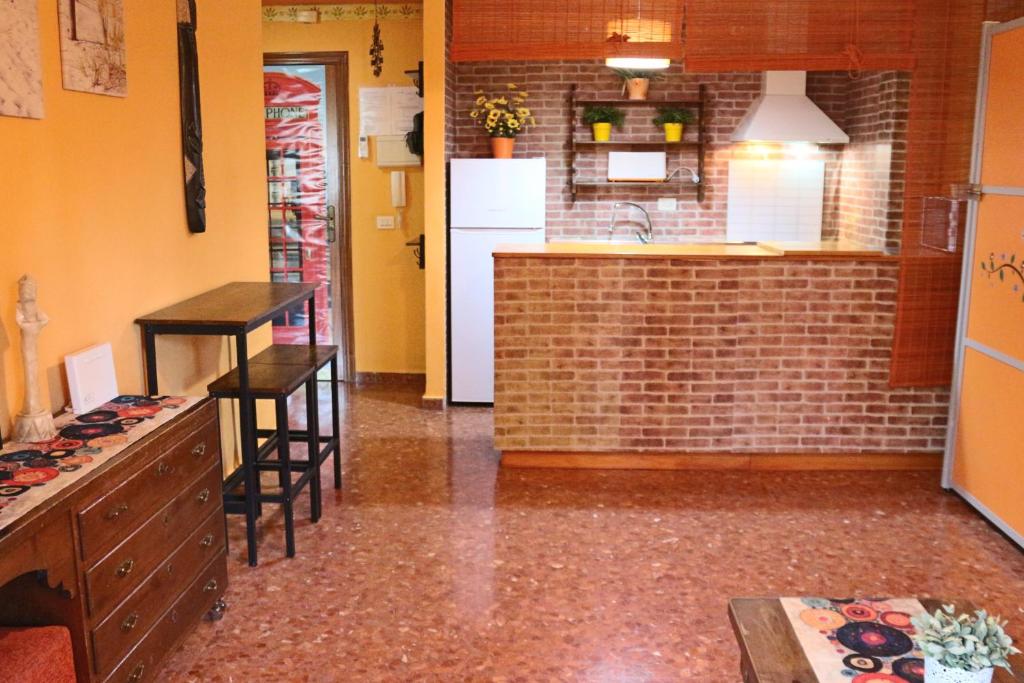cocina con encimera y 2 taburetes en una habitación en Apartamento La Venencia, en Jerez de la Frontera