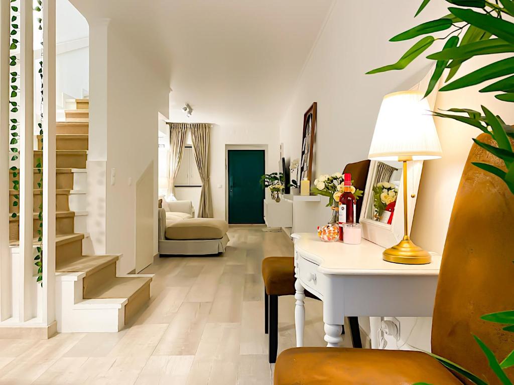 soggiorno con scrivania e soggiorno di Entire 2 Bedroom Family Friendly House in Belem Lisbon 3 to 5 Guests a Lisbona