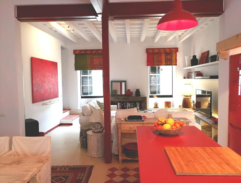 une cuisine avec une table avec un bol de fruits dessus dans l'établissement Casa Bitxu, à Port Mahon