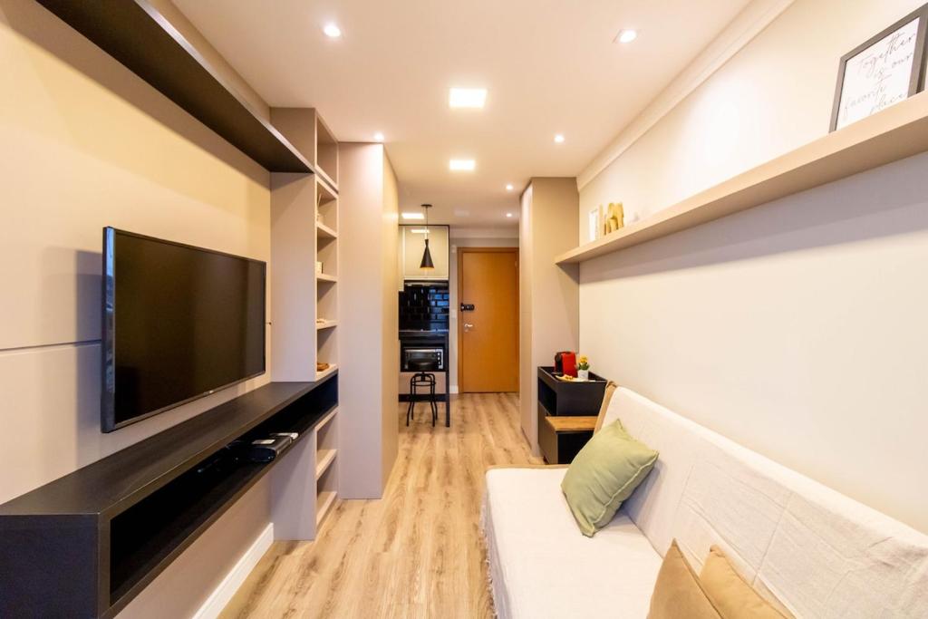 a living room with a television and a couch at Metropolitan Stay 21610, Piscina, Academia, Vaga in Guarulhos