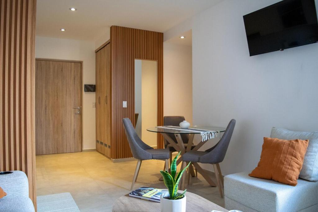 SandovalesDepa Beara 107 nuevo moderno的带桌椅的客厅