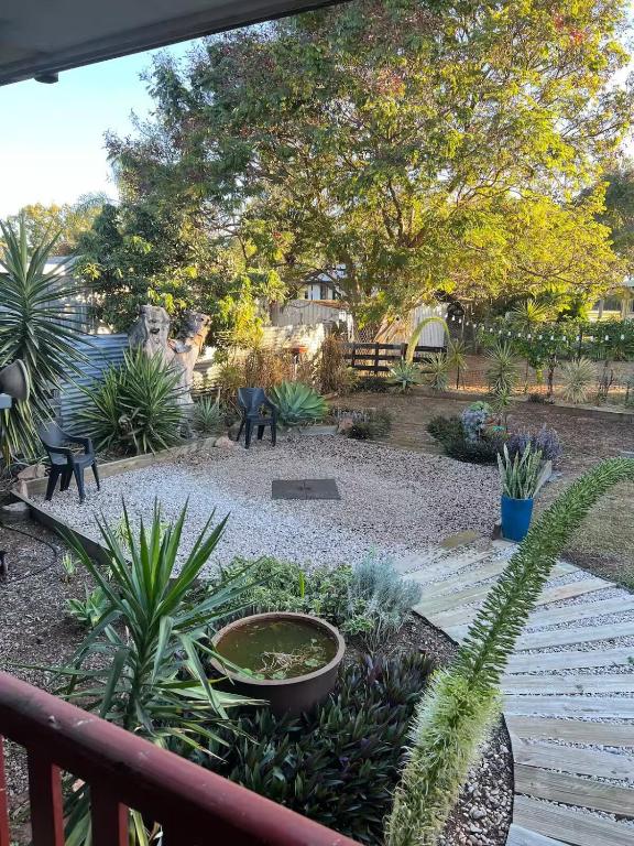 Κήπος έξω από το The Retreat Moranbah
