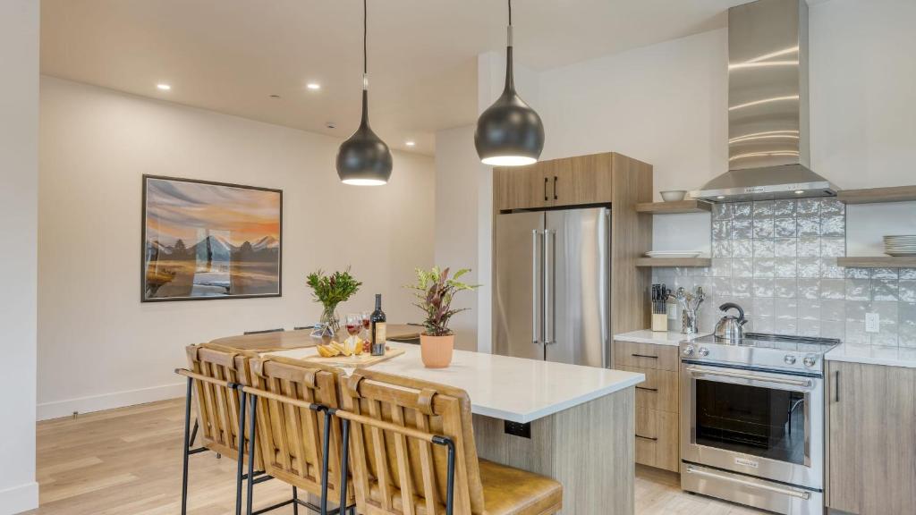 Η κουζίνα ή μικρή κουζίνα στο 2 Units Deck Hot Tub Minutes to Old Bend 1212 Skyline Ranch by AvantStay